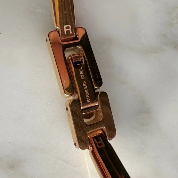 Gucci Gold Cuff Bracelet Watch Mother of Pearl Face Swiss Made 1400 L - Picture 12 of 13